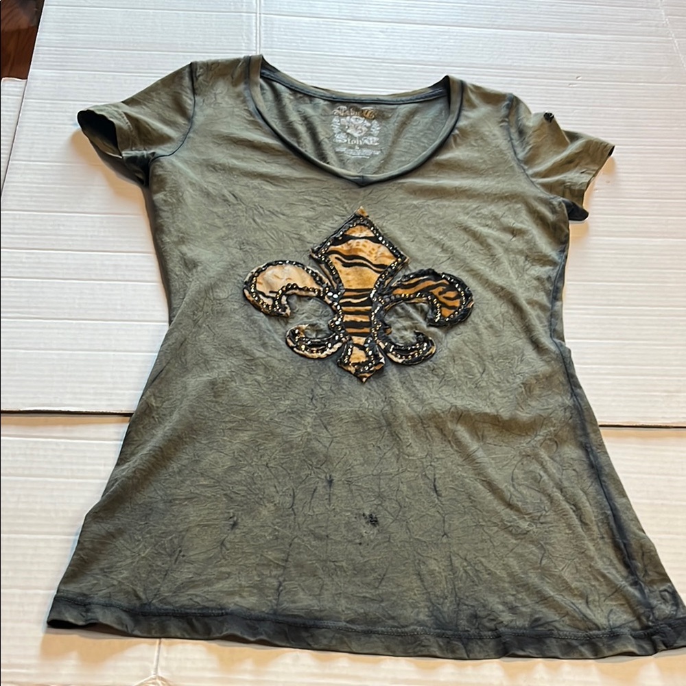 Y2K-VTG-velvet stone-S-green-tiger print, bedazzled cross, V-neck, T-shirt.